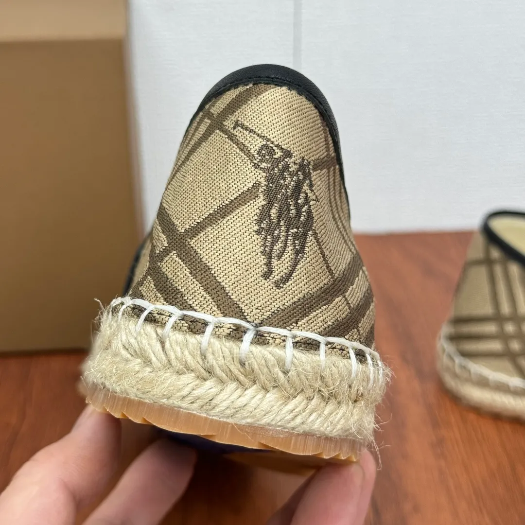 Batch 600 Burberry/Burberry new summer men's embroidered straw fisherman shoes, cool slip-on straw shoes! Encounter British fashion with Burberry espadrilles, a perfect blend of classic and fashionable. The unique printing on the upper is a manifestation of the brand's style. Every color and every pattern tells the story of England. Straw soles bring a natural texture, comfortable and chic. Whether you are strolling in the city streets or heading to the beach for vacation, it can add elegance and charm to you, easily become the center of attention, and start your own fashion journey. Classic knitted canvas upper, with thin calfskin lining suitable for summer, straw lining, genuine leather patch at the bottom of the heel, hemming technology, and Mark stitching details! Anti-slip rubber bottom layer, integrated injection molding of large LOGO letters and badges, multiple colors and styles to choose from, complete package! Size: 39-40-41-42-43-44 Normal size Item number: 2025-5 War Horse Brown